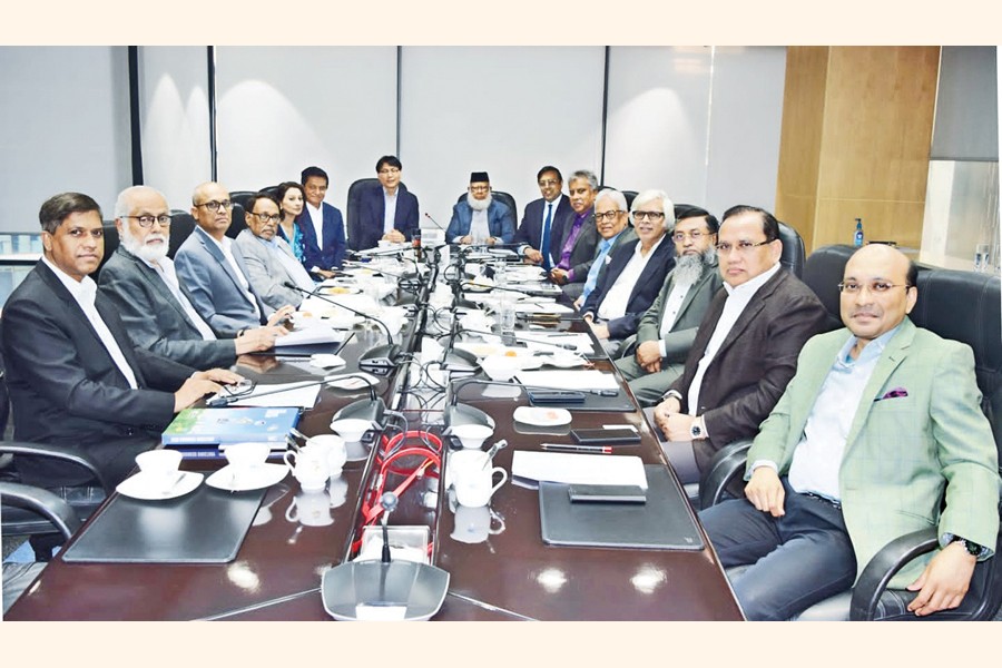 ADB Country Director Hoe Yun Jeong (7th from left) holds a meeting with ICC Bangladesh President Mahbubur Rahman (centre) and Executive Board Members at the ICCB Secretariat in Dhaka on February 24.