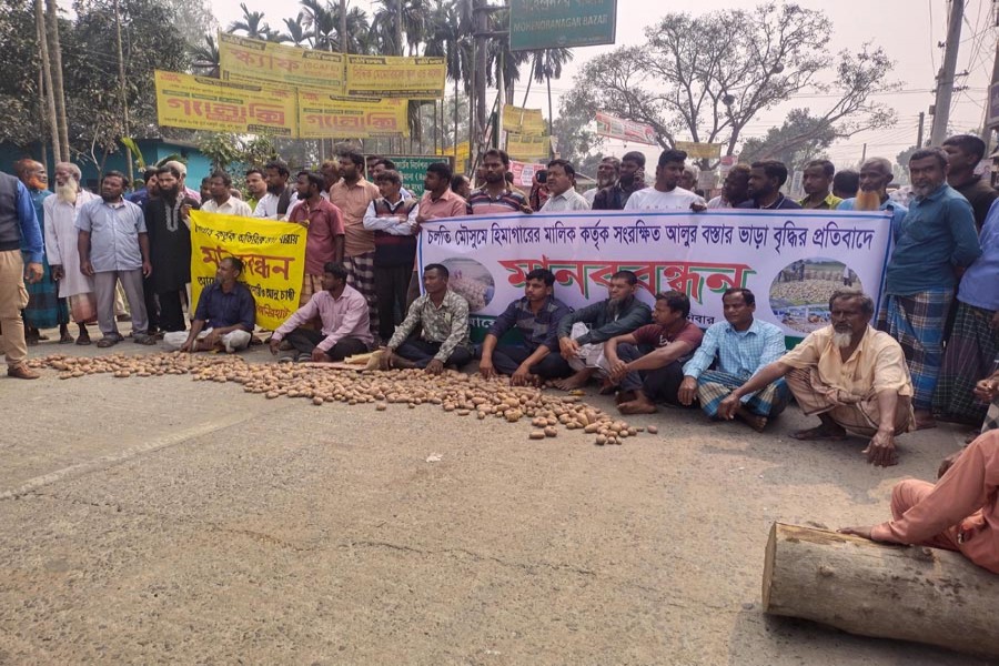 Potato farmers and traders demonstrate at Mohendronagor Bazer in Lalmonirhat district on Saturday, blocking the Lalmonirhat-Dhaka highway