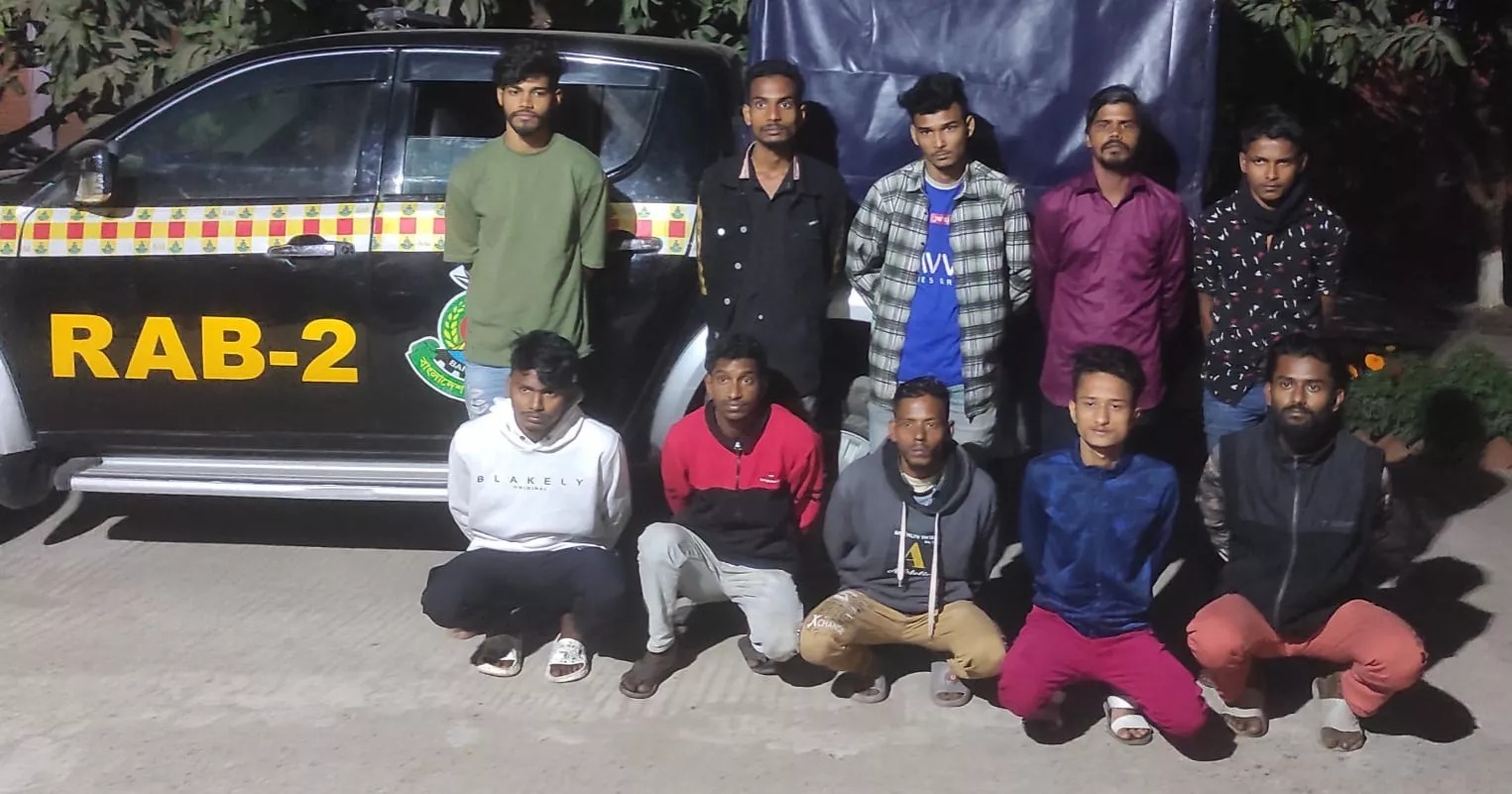 Members of Rapid Action Battalion (RAB) in separate drives arrested 10 suspected muggers along with sharp weapons from Dhaka’s Mohammadpur and Adabor areas. File photo