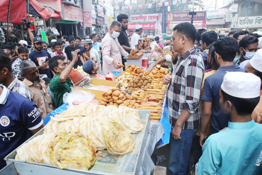 A scene of selling the iftar items at the Chawkbazar market in Dhaka. Hygiene and safety of food items is always a big concern during Ramadan —FE Photo