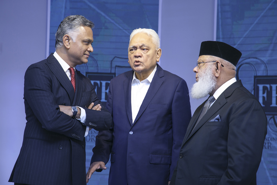 Syed Manzur Elahi (M) talking to his son Syed Nasim Manzur (L) and Chairman of IPL Board of Directors Mahbubur Rahman (R) at a moment during the 25th anniversary celebration event of the Financial Express in 2021 —FE File Photo