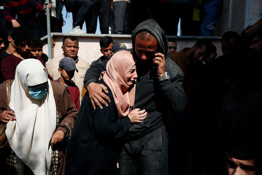 Mourners react next to the bodies of Palestinians killed in an Israeli strike, in the northern Gaza Strip March 15, 2025. REUTERS/Mahmoud Issa