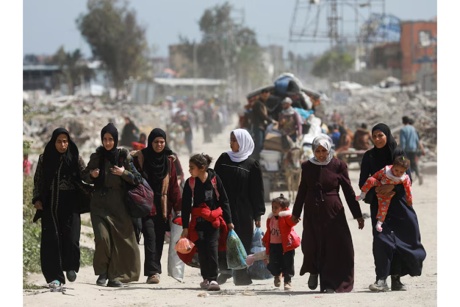 Palestinians make their way to flee their homes, after the Israeli army issued evacuation orders for a number of neighborhoods, following heavy Israeli strikes, in Beit Hanoun in the northern Gaza Strip March 19, 2025.