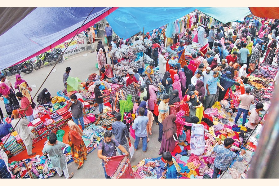 Potential Eid shoppers crowd the Holiday Market at Motijheel in the capital on the weekend. — FE Photo