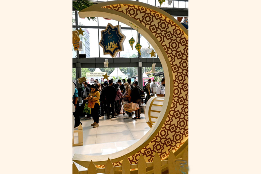 Passengers are seen before boarding a train ahead of Eid al-Fitr at Pasar Senen train station in Jakarta, Indonesia —Xinhua Photo