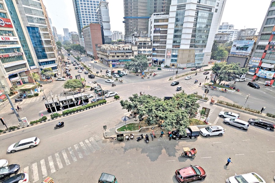 HOLIDAY MODE: The crossroads in the capital's posh Gulshan neighbourhood looks empty with a thin presence of vehicles on streets after Eid. The snap was shot on Wednesday. — FE Photo