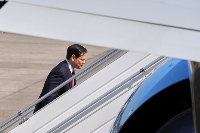 US Secretary of State Marco Rubio boards a plane after attending the NATO meeting in Brussels, Belgium, April 4, 2025. Jacquelyn Martin/Pool via REUTERS/ File Photo