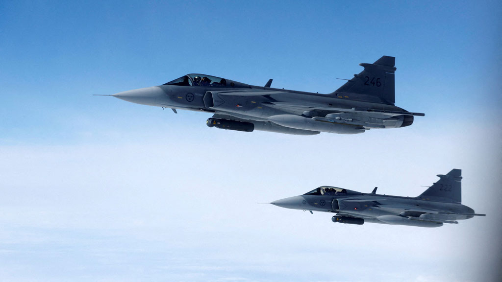 FILE PHOTO: Swedish Air Force Saab JAS 39 Gripen fighter jets fly alongside an aircraft simulating aerial interceptions, during a media day illustrating how NATO Air Policing safeguards the Allies' airspace in the northern and northeastern region of the Alliance, Jul 4, 2023. REUTERS/Piroschka van de Wouw/File Photo