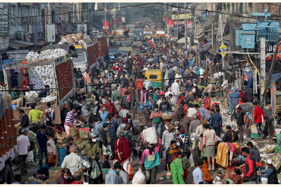 People shop in a crowded market amidst the spread of the coronavirus disease (COVID-19), in Kolkata, India, January 6, 2022.