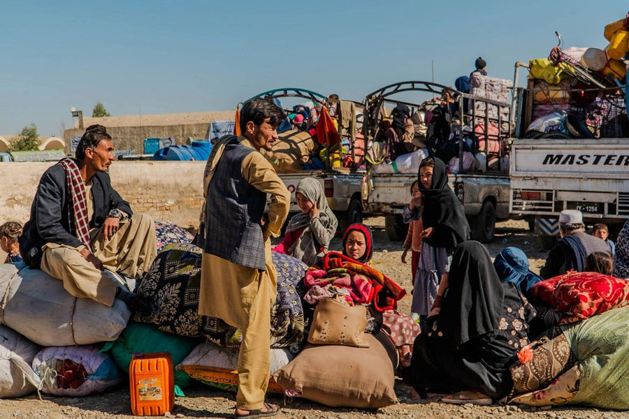 Afghan families arrive from Pakistan with their belongings to Spin Boldak border crossing, in Kandahar province. © UNHCR/Oxygen Empire Media Production/Files