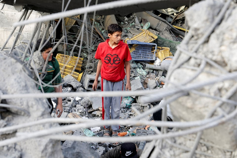 Palestinians inspect the site of an Israeli strike on a house, in Khan Younis in the southern Gaza Strip on April 22, 2025 — Reuters photo
