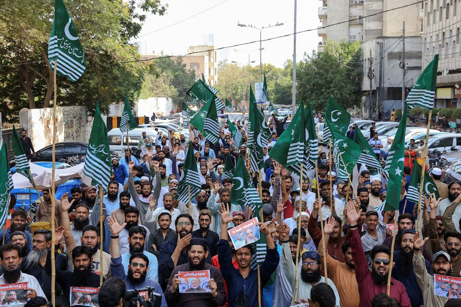 Supporters of the Pakistan Markazi Muslim League (PMML), protest against the suspension of Indus Waters Treaty by India, in Karachi, Pakistan April 24, 2025.