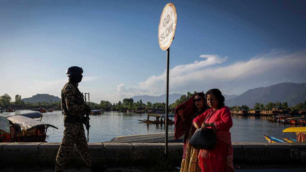 Indian security force personnel patrol as tourists walk past on the banks of Dal Lake, following a suspected militant attack near south Kashmir's Pahalgam, in Srinagar April 25, 2025. Photo: Reuters