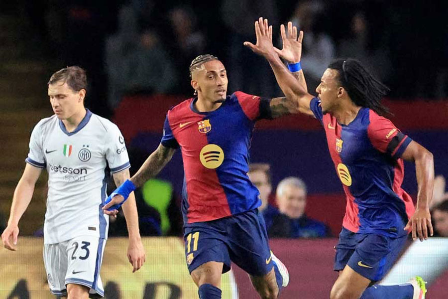 Champions League - Semi Final - First Leg - FC Barcelona v Inter Milan - Estadi Olimpic Lluis Companys, Barcelona, Spain - Apr 30, 2025 FC Barcelona's Raphinha and FC Barcelona's Jules Kounde celebrate their second goal scored by FC Barcelona's Ferran Torres REUTERS/Nacho Doce