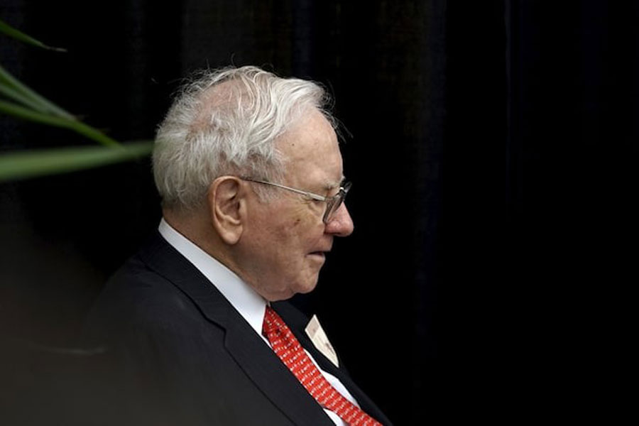 Berkshire Hathaway CEO Warren Buffett plays bridge during the Berkshire annual meeting weekend in Omaha, Nebraska May 3, 2015.