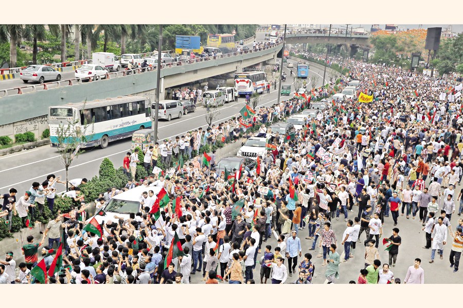 Supporters of BNP flood into the streets to welcome party Chairperson Khaleda Zia, who along with her two daughters-in-law returns home after receiving treatment in London. In the photo taken on Tuesday, the former prime minister's motorcade is seen moving slowly along a road in Dhaka's Kuril area