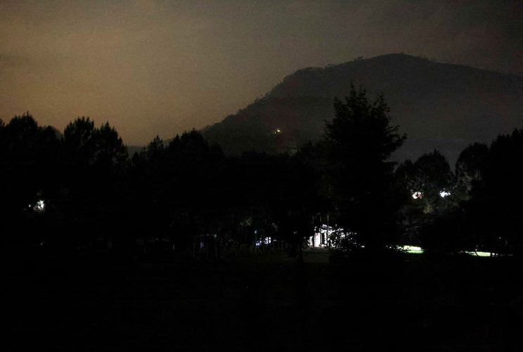 City view during the blackout, after India's strikes in Muzaffarabad, in Pakistan-administrated Kashmir, May 7, 2025. Photo : REUTERS/Akhtar Soomro