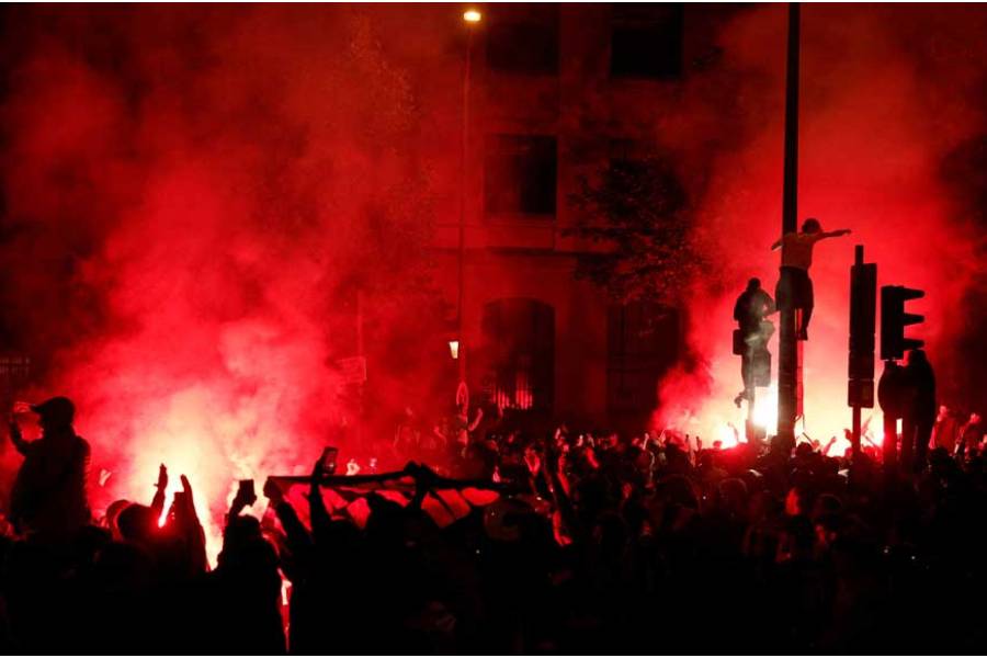 Champions League - Fans celebrate after Paris St Germain qualifies for the final - Paris, France - May 7, 2025 Paris St Germain fans celebrate after reaching the final at Porte D’Auteil REUTERS/Benoit Tessier