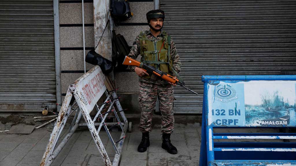 An Indian security personnel stands guard on a street, following clashes between India and Pakistan, in Srinagar, Kashmir May 9, 2025. REUTERS/Sharafat Ali