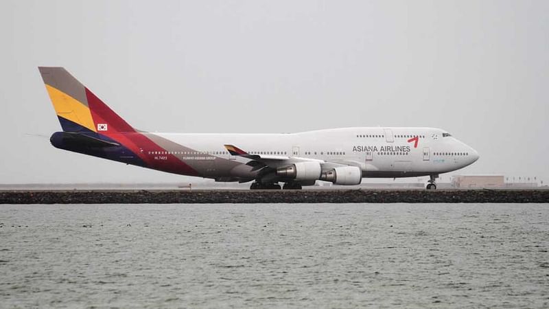 An Asiana Airlines Boeing 747-400 taxis at San Francisco International Airport, San Francisco, California, Feb 7, 2015. REUTERS/FILE