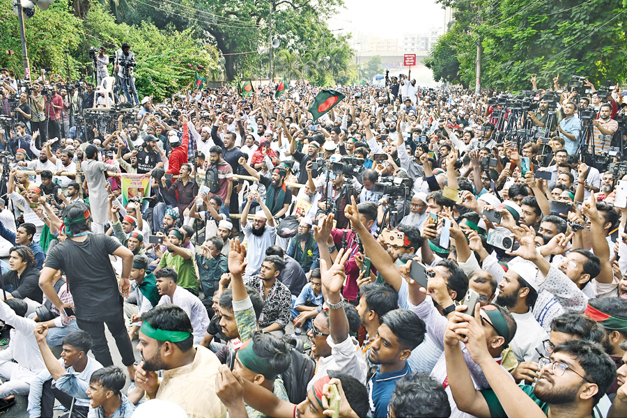 Leaders and activists from the National Citizen Party (NCP) and several other political parties and organisations stage a sit-in in front of the State Guest House Jamuna in the capital on Friday demanding a ban on the Awami League. Later, the protesters blocked the Shahbagh intersection, vowing to continue their sit-in until their demand is met. — FE photo