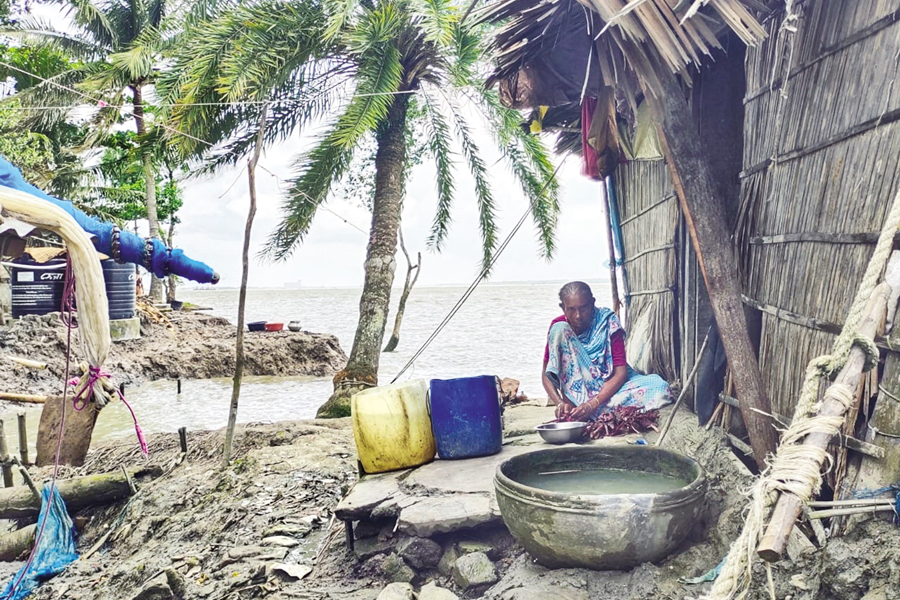 An acute water crisis prevails in Mongla, Bagerhat, as climate change exacerbates freshwater scarcity — FE photo