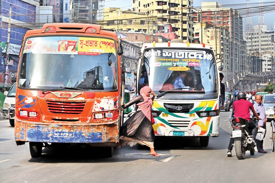 A female passenger somehow gets down from a running bus while another overtaking the vehicle and a motorbike heading towards the wrong way at the same time. The traffic melee was spotted at the southern end of the Mogbazar-Mouchak Flyover in the capital — FE file photo