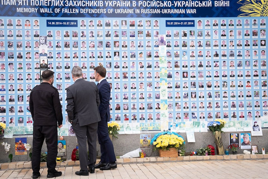 Ukrainian President Volodymyr Zelensky, British Prime Minister Keir Starmer and French President Emmanuel Macron visit the Memorial Wall of Fallen Defenders of Ukraine, in Kyiv, Ukraine, May 10, 2025.