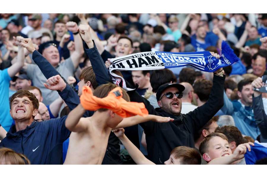 Premier League - Fulham v Everton - Craven Cottage, London, Britain - May 10, 2025 Everton fans celebrate after the match REUTERS/Isabel Infantes