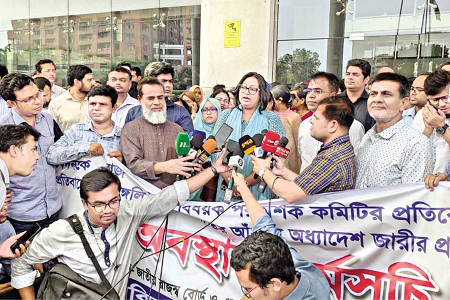 NBR Sangskar Oikya Parishad (Reform Unity Council) stages a demonstration in Dhaka's Agargaon on Tuesday to press for repeal of the ordinance that splits the National Board of Revenue (NBR) into two divisions. — bdnews24.com