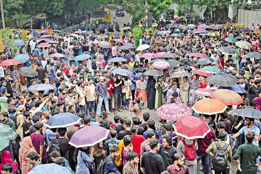 Teachers and students of Jagannath University stage a demonstration in Dhaka's Kakrail for a second consecutive day on Thursday to press home their three-point demand, including a housing allowance until accommodation is arranged. They also demand punishment of the policemen who launched an attack on them. —FE Photo