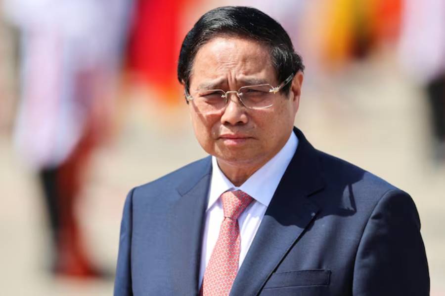 Vietnamese Prime Minister Pham Minh Chinh waits for Chinese President Xi Jinping to arrive before his departure, following his visit to Hanoi at Noi Bai International Airport in Vietnam, April 15, 2025.