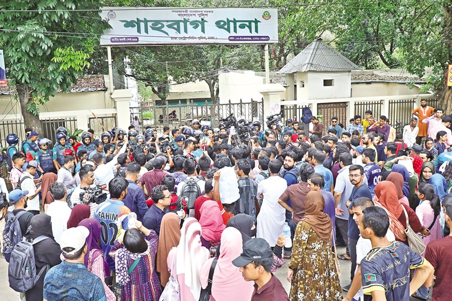 Students of Dhaka University (DU) gather at the Shahbagh Police Station in the capital on Friday demanding arrest of those involved in the killing of Chhatra Dal leader Shahriar Alam Shammo. — FE Photo