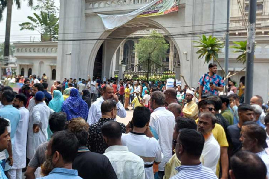 Hilsa trading going on at the busy Chandpur Fish Landing Ghat in Chandpur — FE file photo