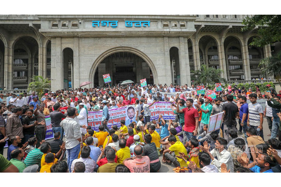 Ukraine's President Volodymyr Zelenskiy, Britain's Prime Minister Keir Starmer, France's President Emmanuel Macron, German Chancellor Friedrich Merz and Polish Prime Minister Donald Tusk speak with US President Donald Trump via phone during the European Political Community Summit inTirana, Albania May 16, 2025.