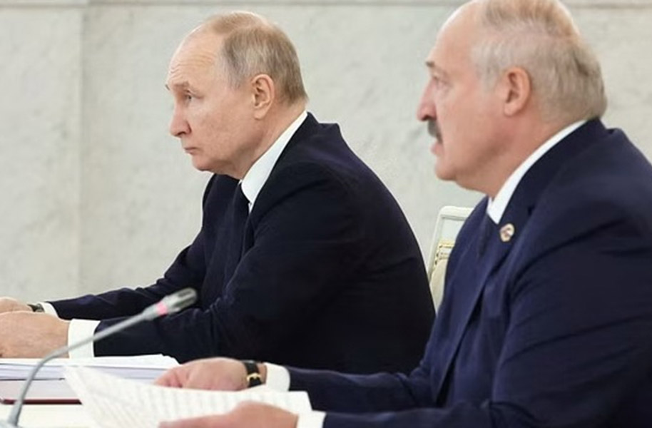 Russian President Vladimir Putin and Belarusian President Alexander Lukashenko attend a meeting of the Supreme State Council of the Union State of Russia and Belarus at the Kremlin in Moscow, Russia April 6, 2023. Sputnik/Mikhail Klimentyev/Kremlin via REUTERS