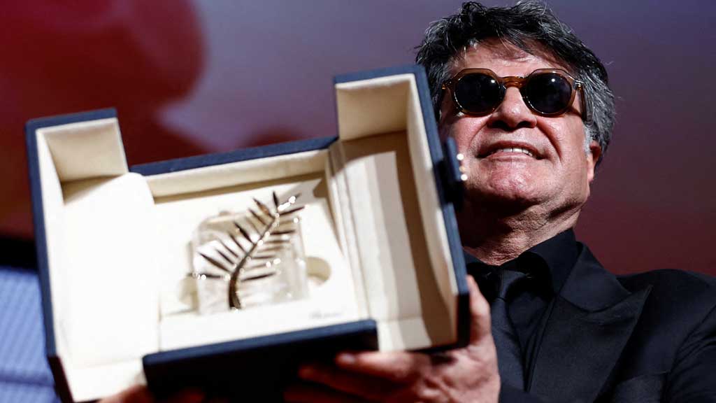 Director Jafar Panahi, Palme d'Or award winner for the film "Un simple accident" (It Was Just an Accident), poses on stage during the closing ceremony of the 78th Cannes Film Festival in Cannes, France, May 24, 2025. REUTERS/Manon Cruz