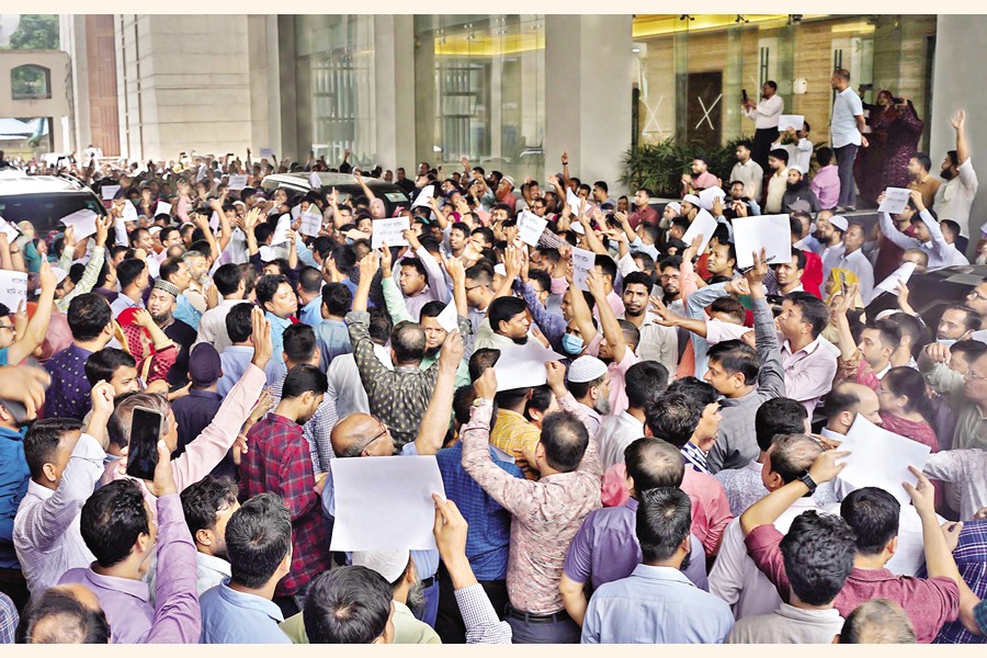 Government employees of Bangladesh Secretariat threatened on Sunday that they would not return to their respective work until withdrawal of the draft of the Public Service (Amendment) Ordinance 2025. President of Bangladesh Secretariat Officials and Employees United Council Md Badiul Kabir made the announcement while demonstrating after closing the main gate of the Secretariat. "We would resist their evil attempts as deemed through this ordinance. It is an oppressive law. We wouldn't return to our respective work until complete withdrawal of this ordinance. We will remain in front of the building of Bangladesh Secretariat," he said with a note of warning. He said that they have talked with the advisers and secretaries but none assured them of resolving their problems, forcing them to wage movement. He added that all the officials and employees of Bangladesh Secretariat were enraged over the draft of the ordinance for amending Public Service Act, 2018. He said that in the draft ordinance there are provisions for punitive actions for breaking official discipline, putting obstruction on discharging duties, remaining absent at the workplaces without taking leave and instigating for not working. Meanwhile, all types of visitor entry to the Bangladesh Secretariat will remain closed on Tuesday (May 27) due to unavoidable reasons. The Public Security Division of the Home Ministry announced this in a notification on Monday. Earlier the officials and employees gathered in front of building No. 6 (Badamtoli area) of the Secretariat from around 9:30 am. By 10:00 am, the premises were packed with demonstrators. Shortly after 10:00 am, a procession began, led by Md Nurul Islam and Md Mojahidul Islam, president and general secretary, respectively, of a faction of the Bangladesh Secretariat Officers and Employees United Council. The door was closed for around 20 minutes and none could enter or exit from the Bangladesh Secretariat at that time. The procession started in front of building no. 6 and marched past the Cabinet Division, the new building, and the clinic building, ending in front of the building no. 11. After a brief halt there, the demonstrators continued marching around the Secretariat premises. They chanted slogans like "Be united and fight together", "We don't accept illegal black law" and "Our demand- our demand must to accepted." Secretary General Nizam Uddin Ahmed and other leaders of the joint council were present. Officials and employees across all levels have expressed anger over the draft ordinance amending the Public Service Act of 2018. According to the draft, provisions have been included to allow dismissal from service without the opportunity for self-defense in cases of disciplinary breaches, obstruction of duties, unauthorised absence, or incitement to neglect responsibilities. On May 22, the draft of the Public Service (Amendment) Ordinance, 2025, received final approval at a meeting of the Advisory Council. However, four advisers have been assigned to further review the issue. Officials and employees have declared that their movement will continue until the ordinance is withdrawn. Earlier, officials and employees from various levels also held protests at the Secretariat on Saturday. Meanwhile, the government restructured on Sunday a ten-member permanent committee aiming to resolve the demands of the officials and employees of Bangladesh Secretariat. talhabinhabib@yahoo.com