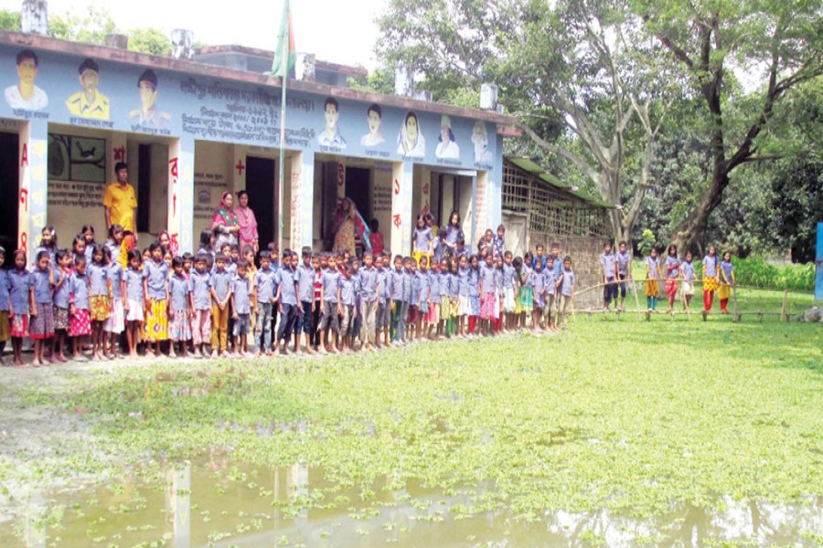 Students of Laxmipur Shantirbazar Government Primary School have been suffering from water stagnation for five months in Chirirbandor upazila of Dinajpur. — FE Photo