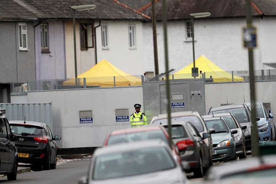 A police officer stands in front of barriers forming a cordon around a property being searched after a man was arrested in connection with an explosion on a London Underground train, in Sunbury-on-Thames, Britain, September 17, 2017. - Reuters photo