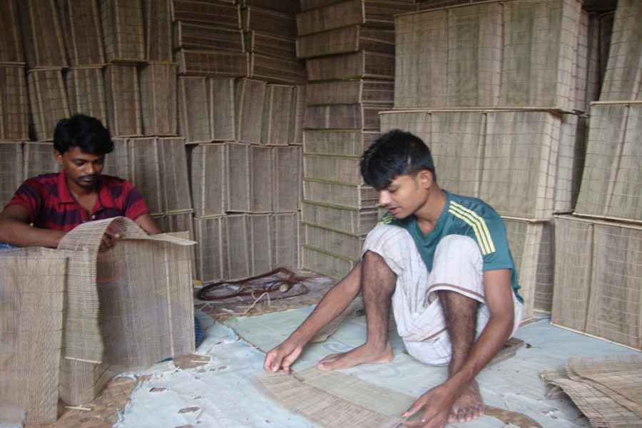 Craftsmen make bamboo-made products in Bhatiapara under Kasiani upazila in Gopalganj on Thursday. — FE Photo