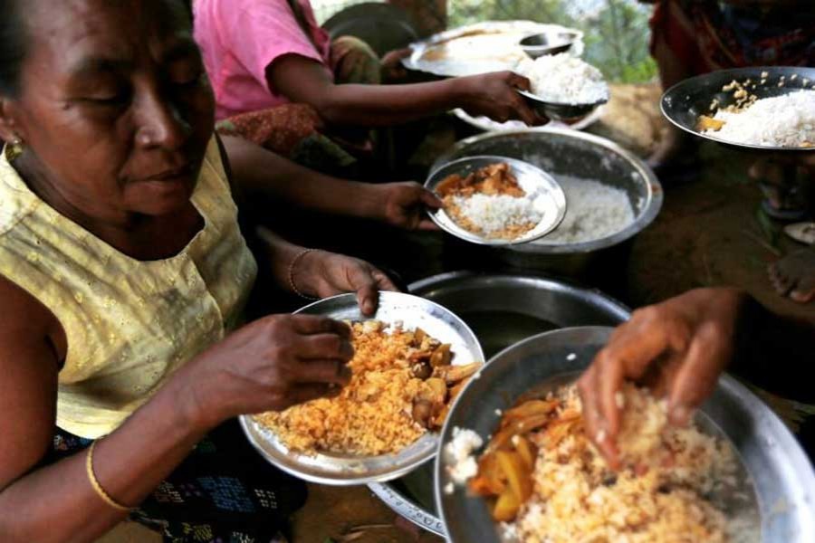 In this file photo, ethnic Rakhine people who fled from Maungdaw after Arakan Rohingya Salvation Army (ARSA) had attacked, eat their meal in Buthidaung, Myanmar. - Reuters photo