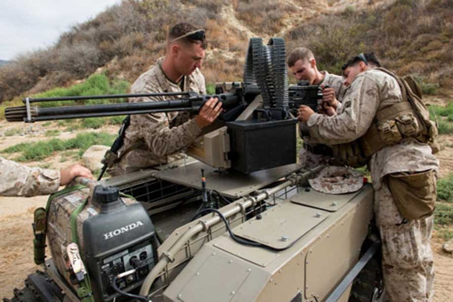 US marines test robots with machine guns equipped to storm beaches. - Photo: US Marines