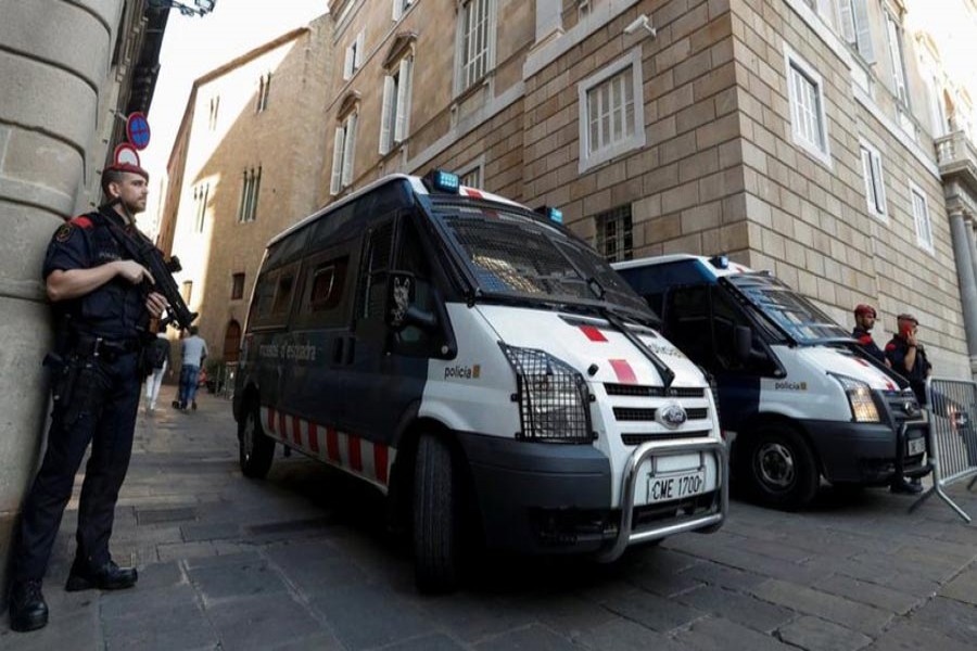 BERCELONA: Catalan regional police (Mossos) guard the Catalan regional government headquarters. — Reuters