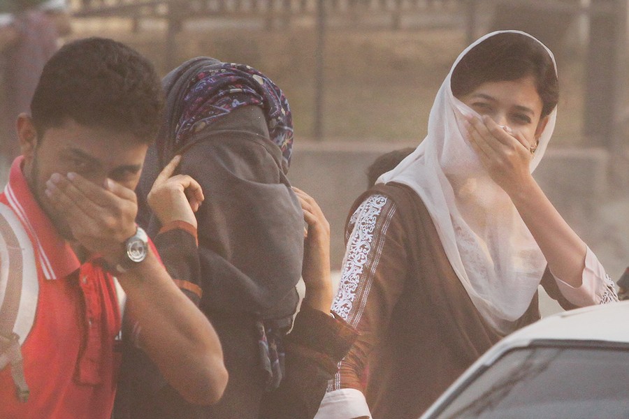 Choking air pollution at Tejgaon in Dhaka: Evidence shows air pollution can cause diseases like cancer and other serious respiratory illness. — FE file photo