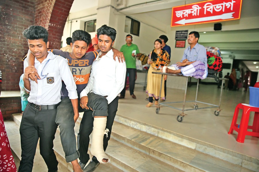 Relatives carry a patient on the premises of National Institute of Traumatology and Orthopaedic Rehabilitation (NITOR) in the capital. — FE Photo
