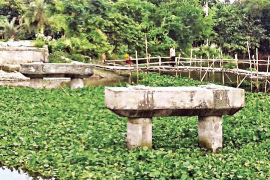 The broken bridge over the Sanchai river near Tikary Bazar under Jhenidah Sadar. A bamboo-made bridge is lying beside. — FE Photo