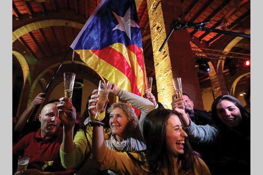 People in Barcelona celebrate after Catalonia's separatists regained power in regional elections, December 21, 2017. — Photo: Reuters