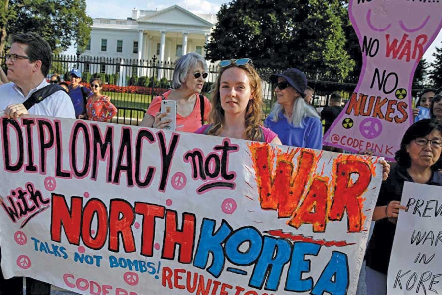 Protesters call for peaceful negotiations with North Korea in front of the White House, Washington, DC on August 09, 2017. —Photo: Reuters
