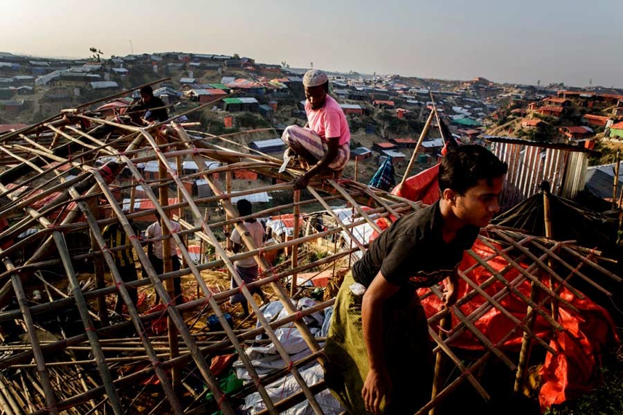 Displaced Rohingyas fled from Myanmar building a shelter at a settlement in Bangladesh. -UNHCR Photo